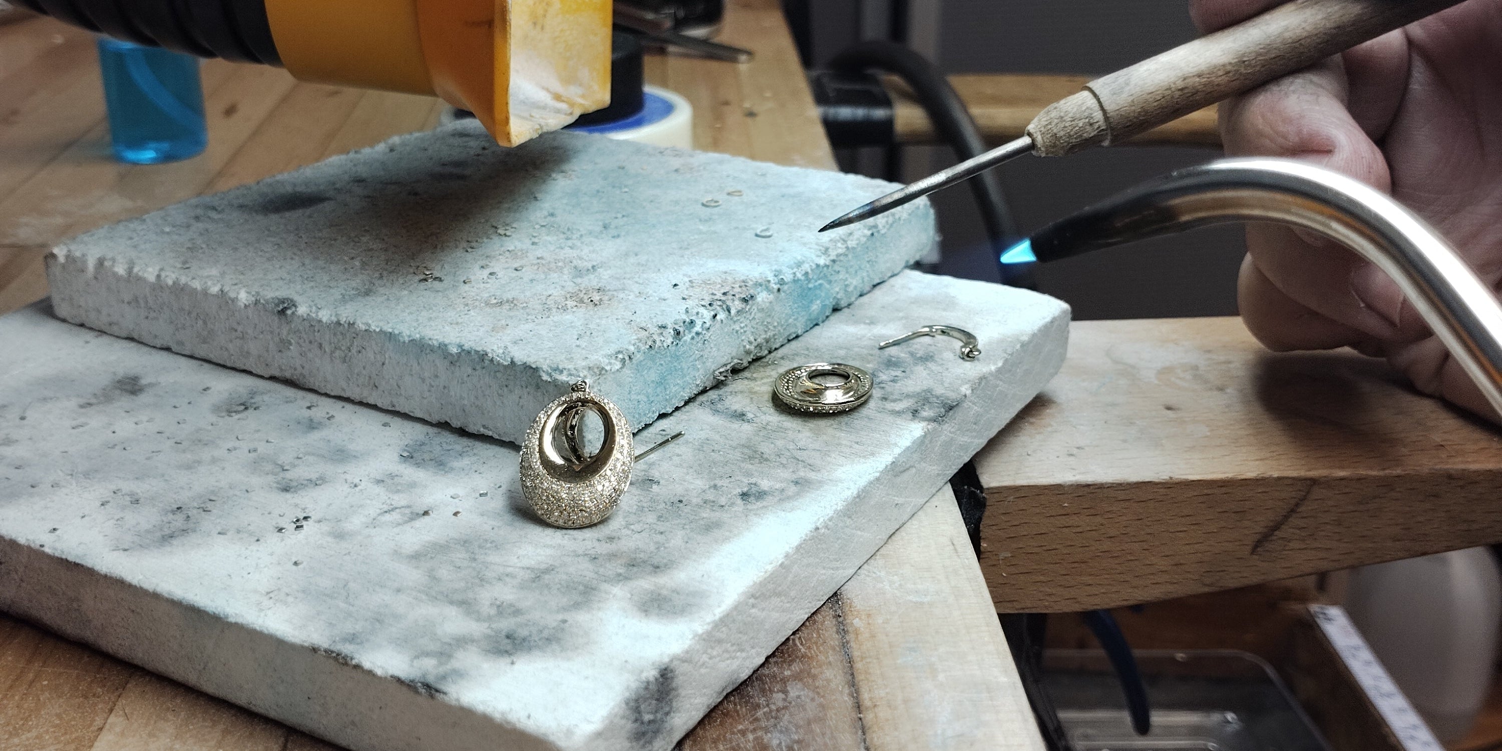 Bentzion at Motek Jewelry Design Studio in Monsey NY completing a custom 3D jewelry design by hand for an pair of custom yellow gold earrings