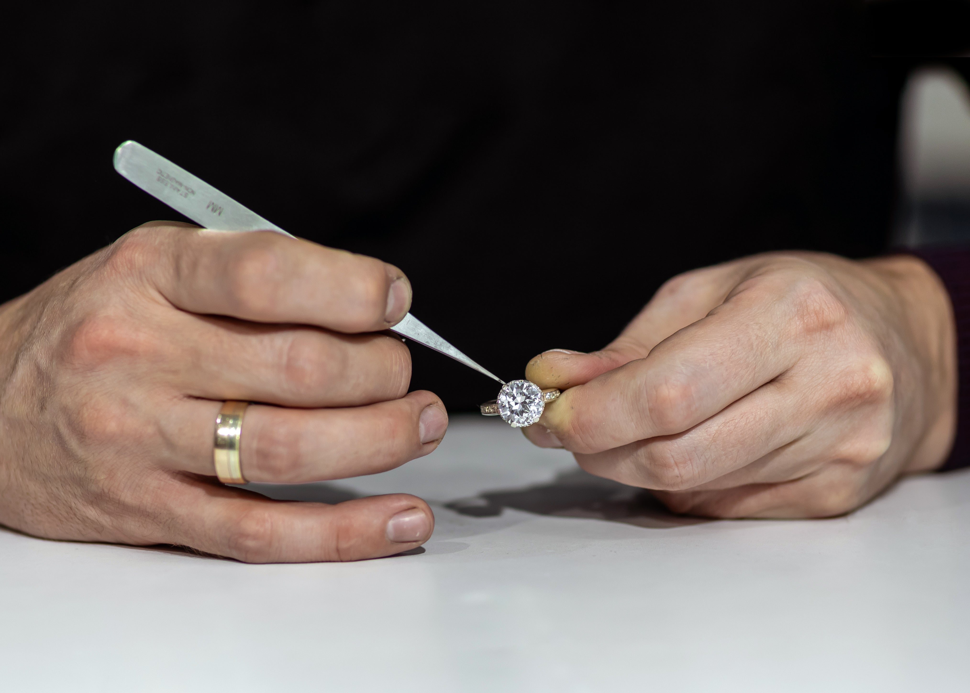 Handmade vs. Machine-Made Jewelry: Pros and Cons